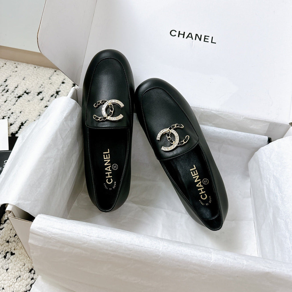 LOAFERS IN BLACK CALFSKIN HARDWARE WITH ROCK MIX CHAIN