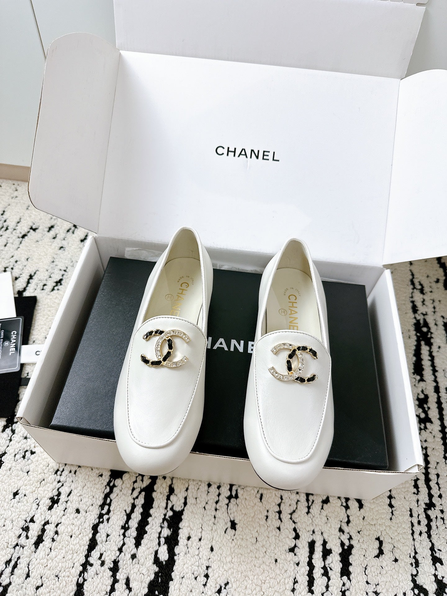 LOAFERS IN WHITE CALFSKIN HARDWARE WITH ROCK MIX CHAIN