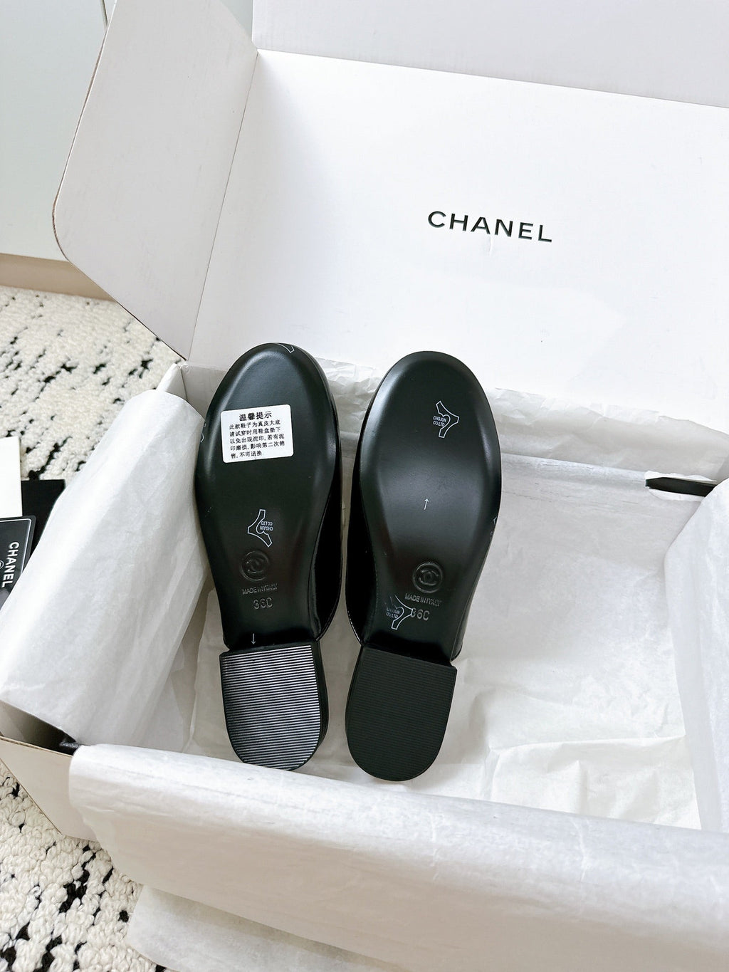 CC FLAT MULE IN WHITE AND BLACK CALFSKIN HARDWARE WITH ROCK MIX CHAIN