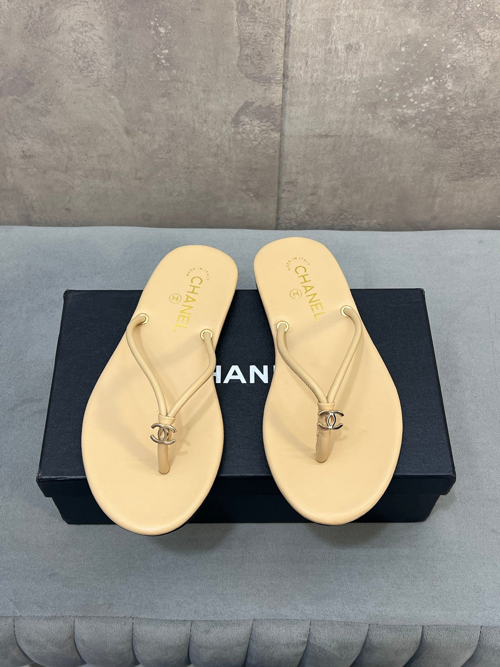 CHANEL 26S FLIP FLOPS IN BEIGE CALFSKIN CC LOGO