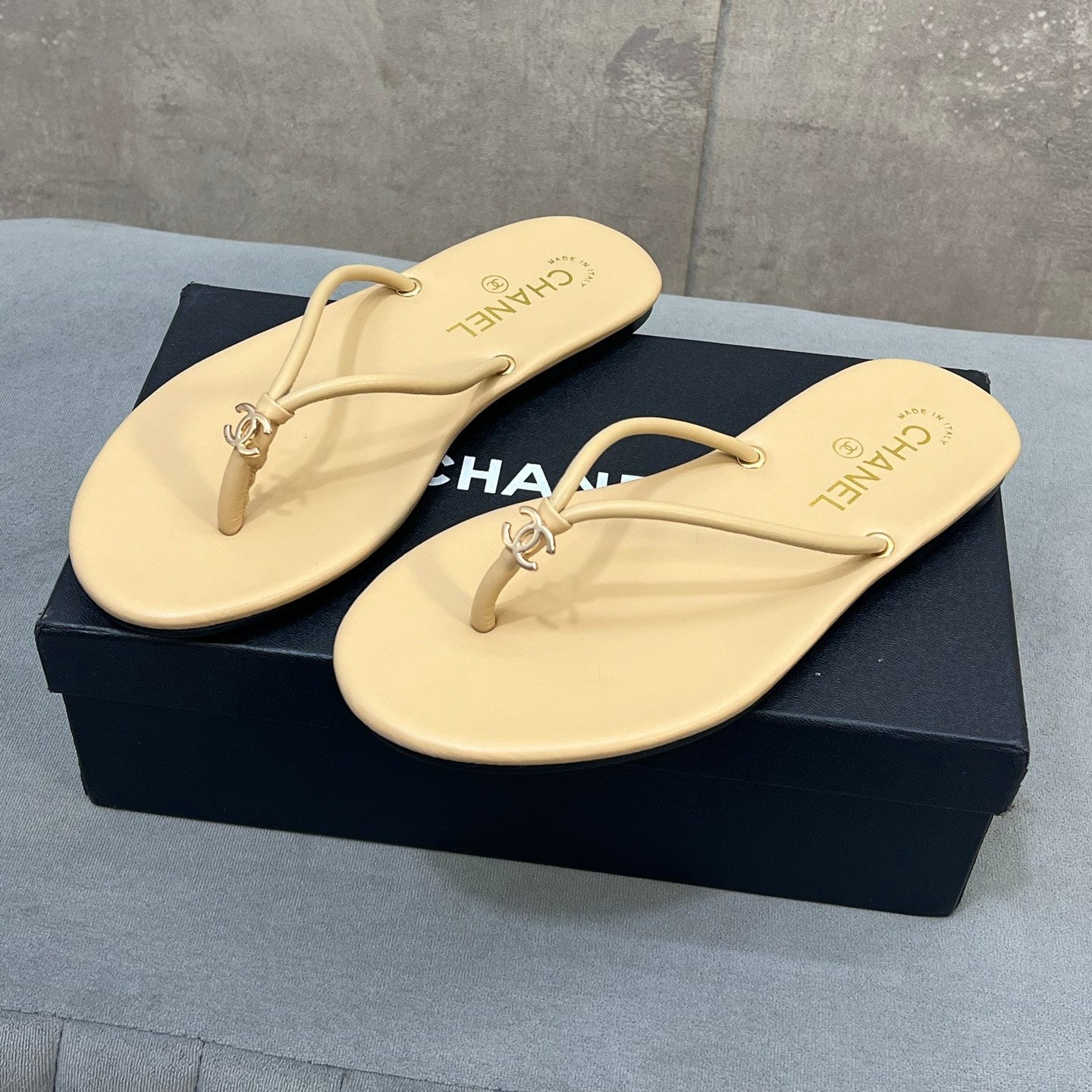 CHANEL 26S FLIP FLOPS IN BEIGE CALFSKIN CC LOGO