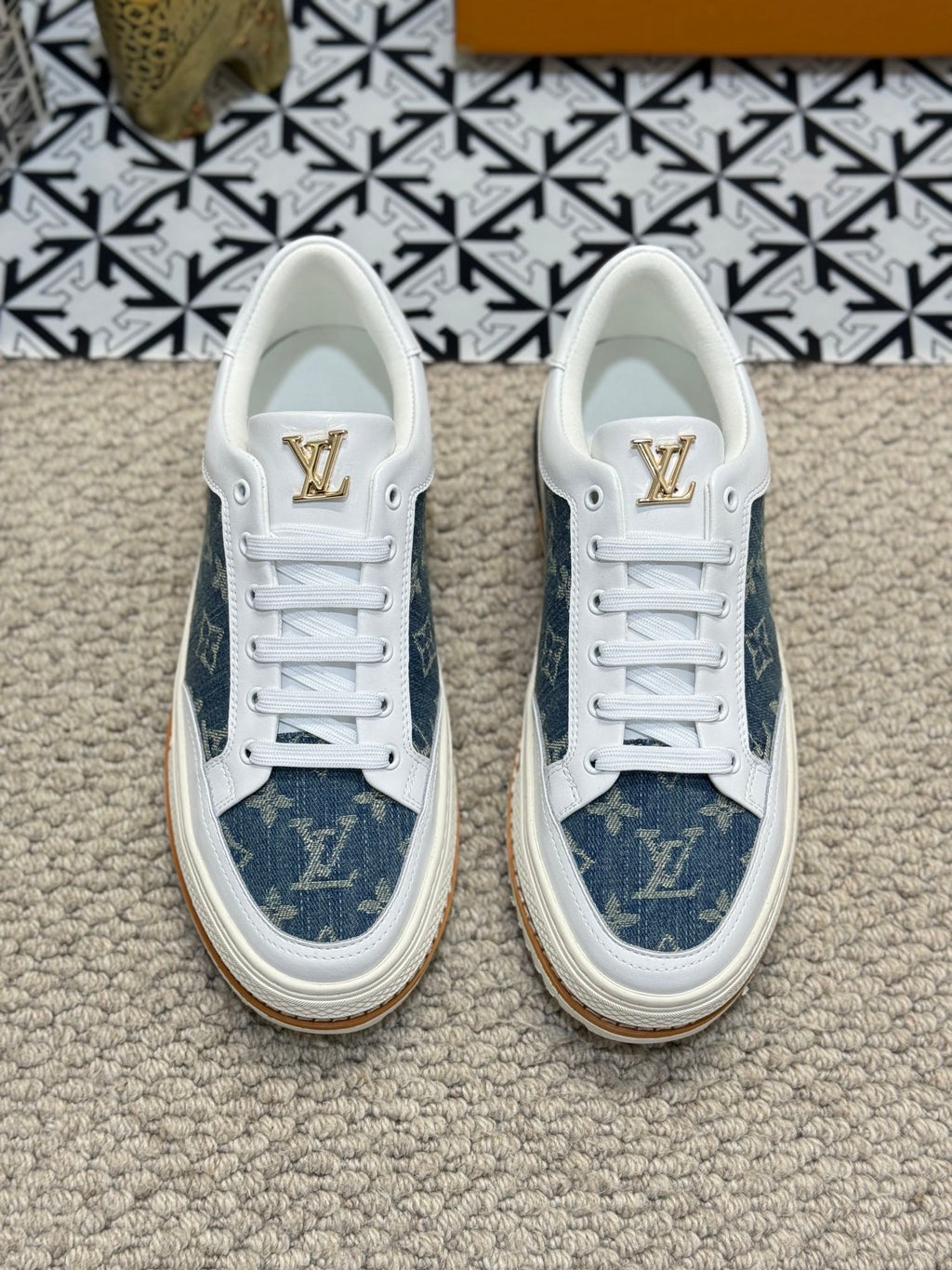 LV TRAINERS IN WHITE CALFSKIN AND BLUE DENIM JACQUARD