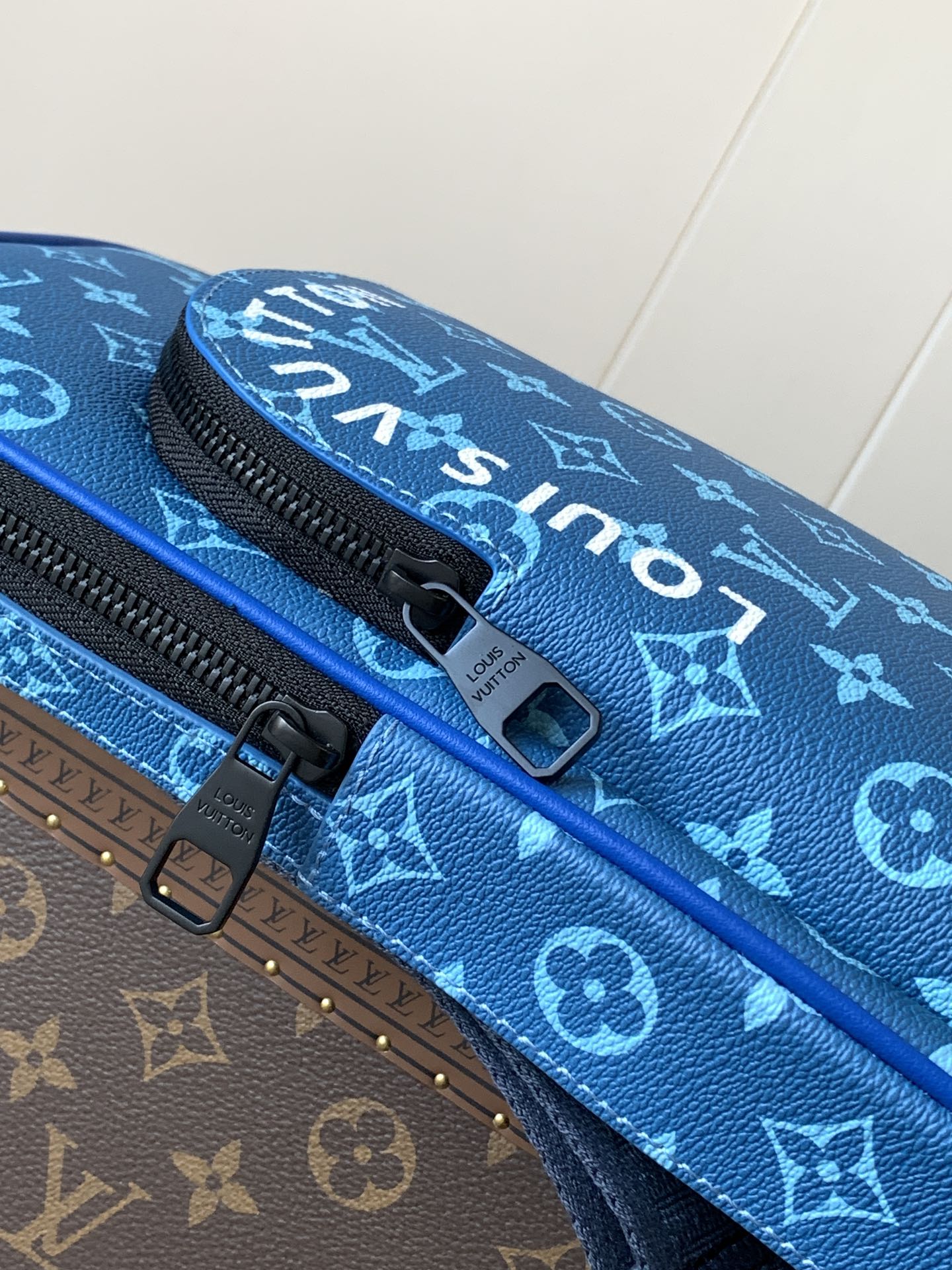 AVENUE SLINGBAG 31 IN BLUE AND BROWN TAIGA LEATHER