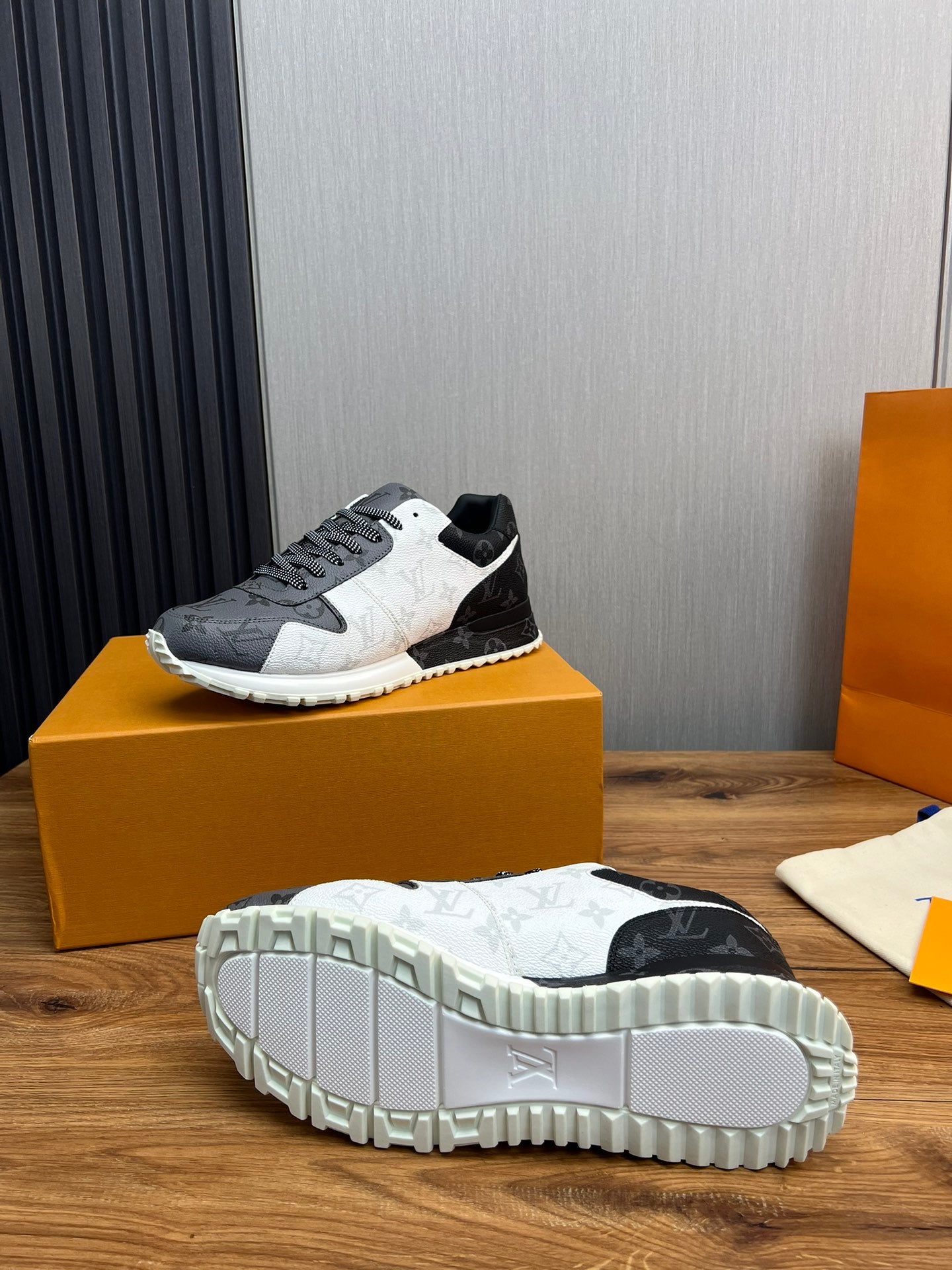 LV SNEAKER BLACK MIX WHITE AND GREY MONOGRAM CALFSKIN