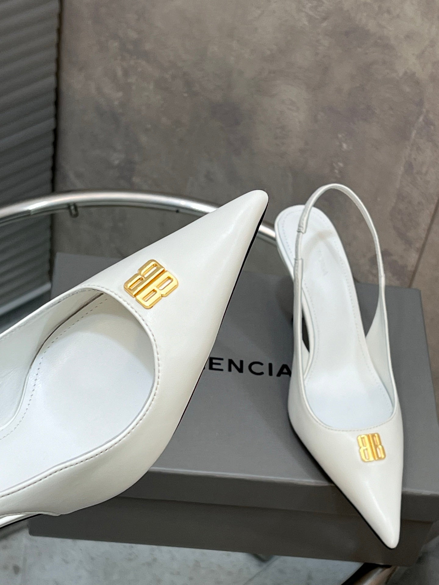 BALENCIAGA 25S HIGH-HEEL SLINGBACK 85 MM IN WHITE COW LEATHER WITH GOLD HARDWARE