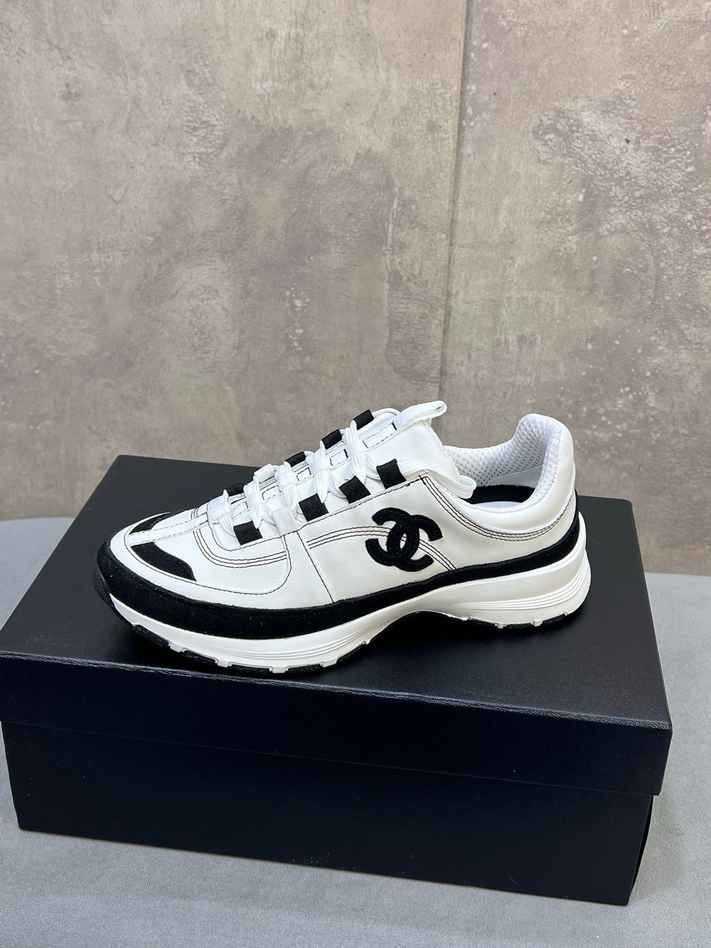 CHANEL 26S RUNNER CC LOGO SNEAKERS IN WHITE AND BLACK CALFSKIN