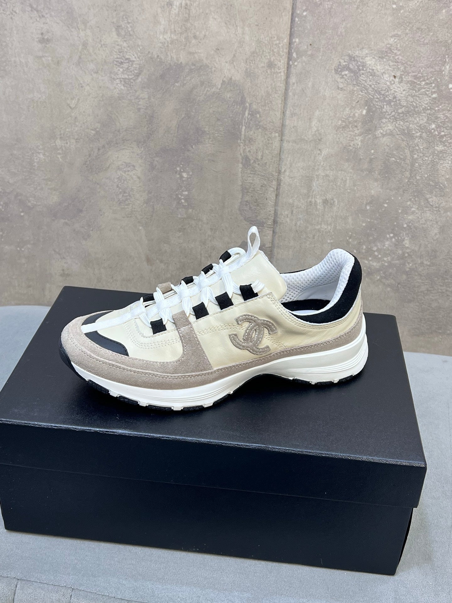 CHANEL 26S RUNNER CC LOGO SNEAKERS IN BEIGE AND GREY CALFSKIN