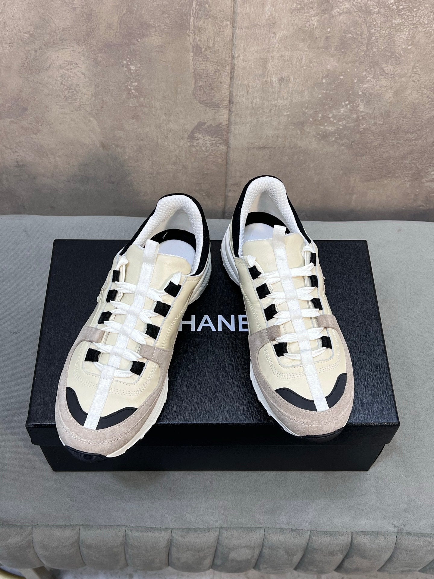 CHANEL 26S RUNNER CC LOGO SNEAKERS IN BEIGE AND GREY CALFSKIN