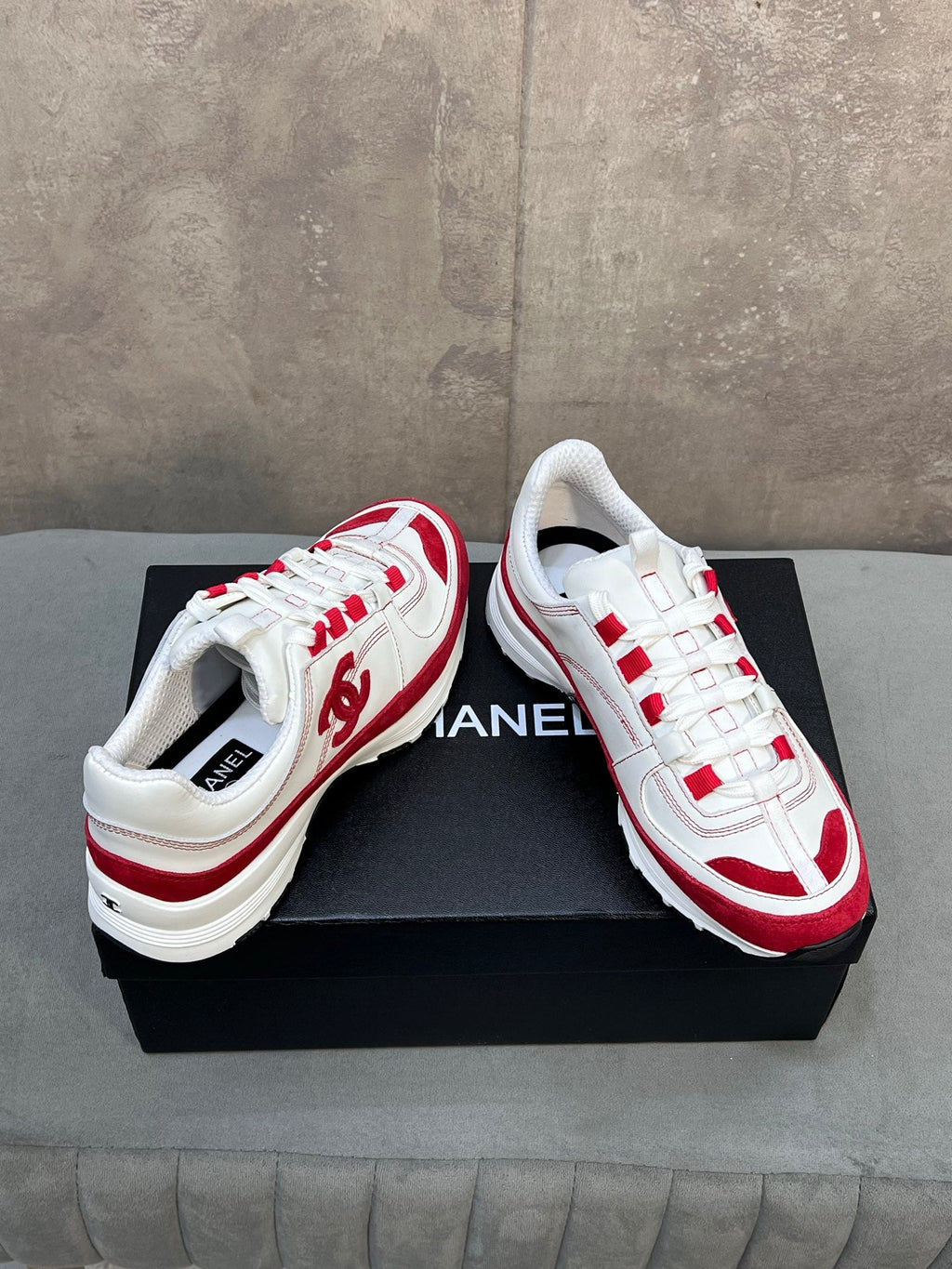 CHANEL 26S RUNNER CC LOGO SNEAKERS IN WHITE AND RED CALFSKIN