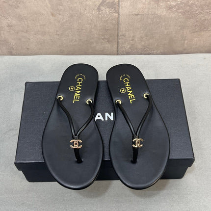 CHANEL 26S FLIP FLOPS IN BLACK CALFSKIN CC LOGO