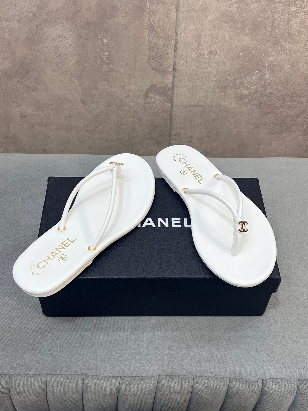 CHANEL 26S FLIP FLOPS IN WHITE CALFSKIN CC LOGO