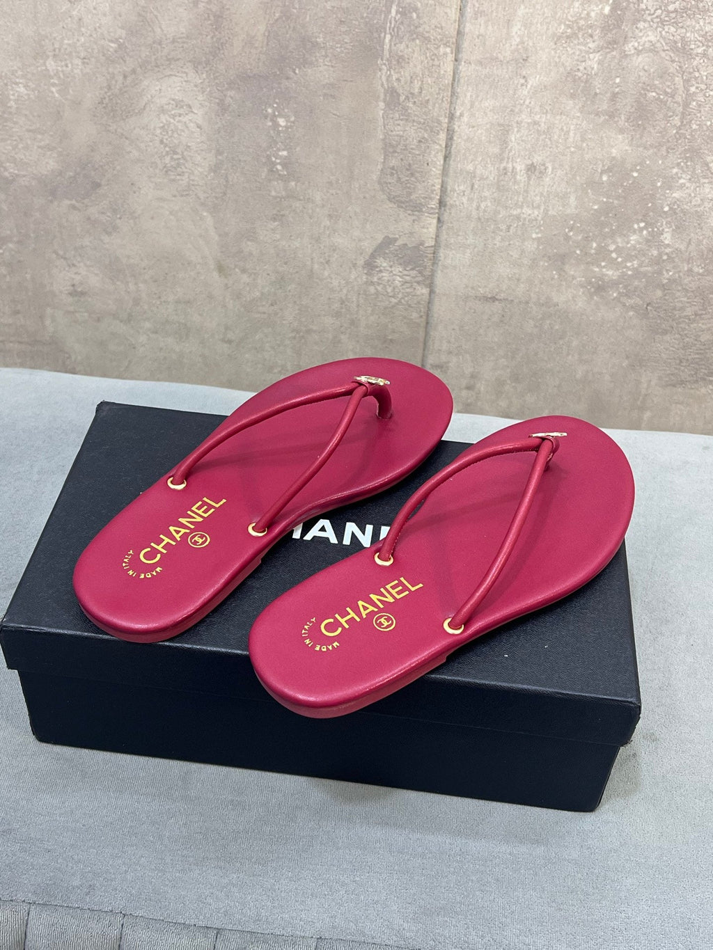 CHANEL 26S FLIP FLOPS IN RED CALFSKIN CC LOGO