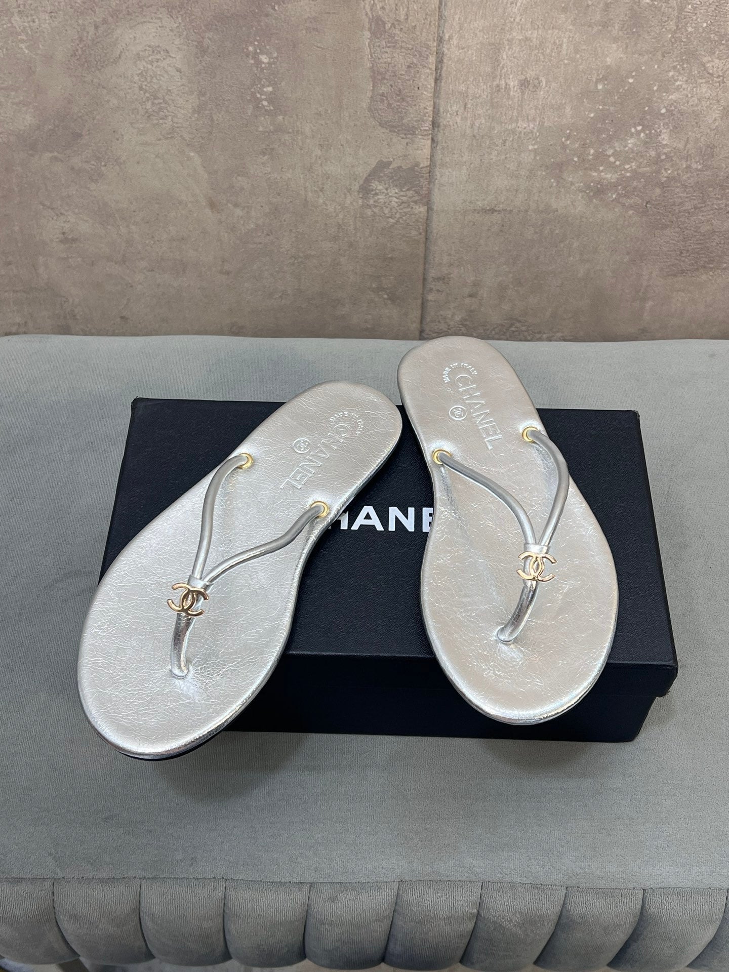 CHANEL 26S FLIP FLOPS IN SILVER CALFSKIN CC LOGO