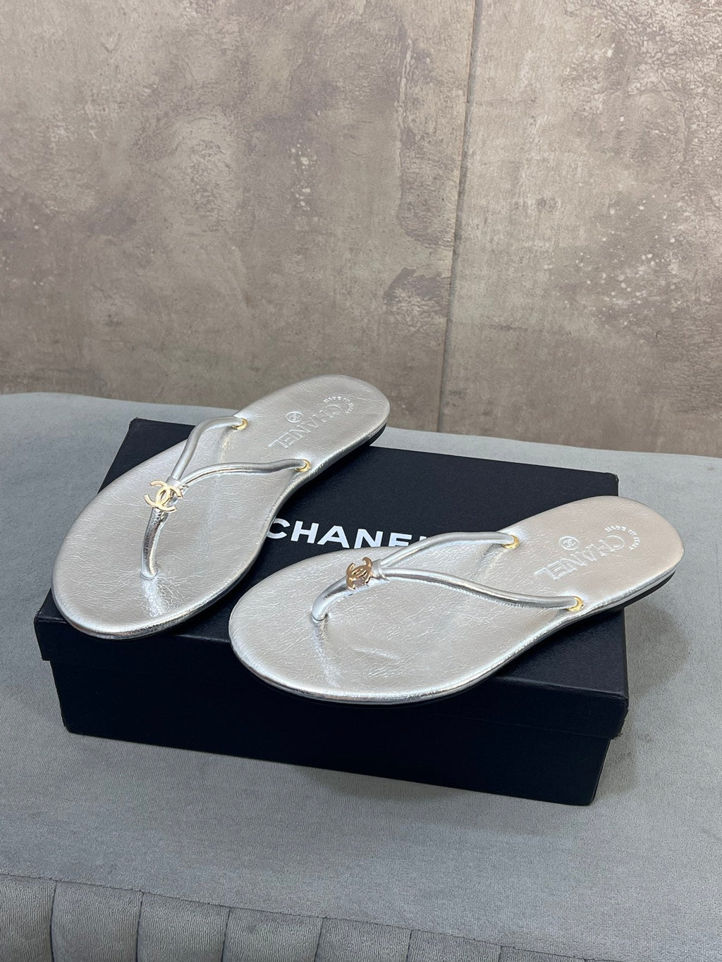 CHANEL 26S FLIP FLOPS IN SILVER CALFSKIN CC LOGO