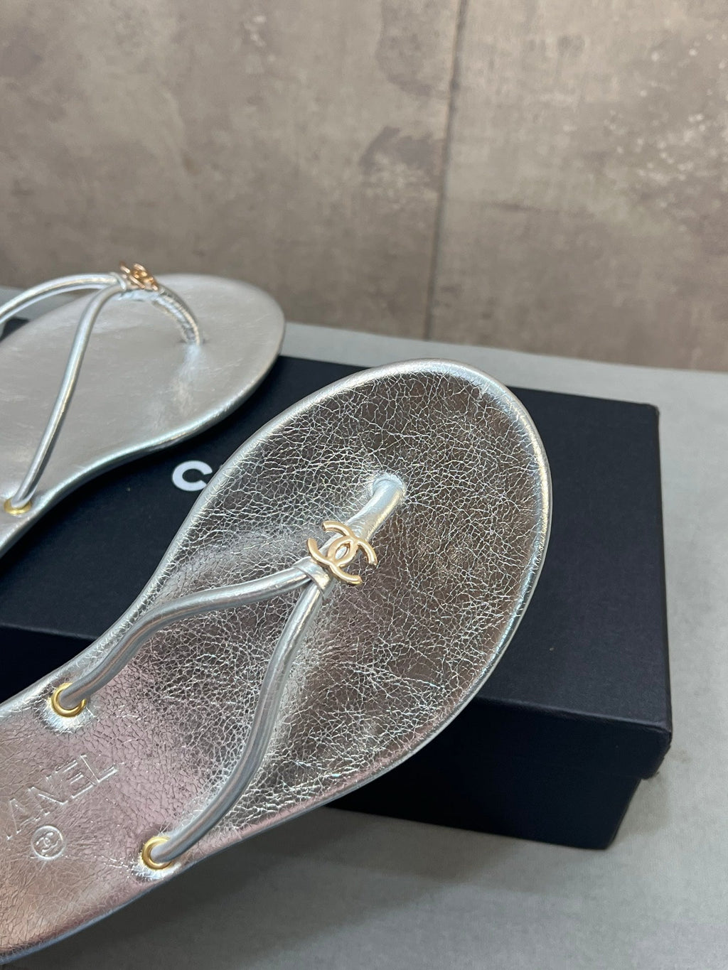 CHANEL 26S FLIP FLOPS IN SILVER CALFSKIN CC LOGO