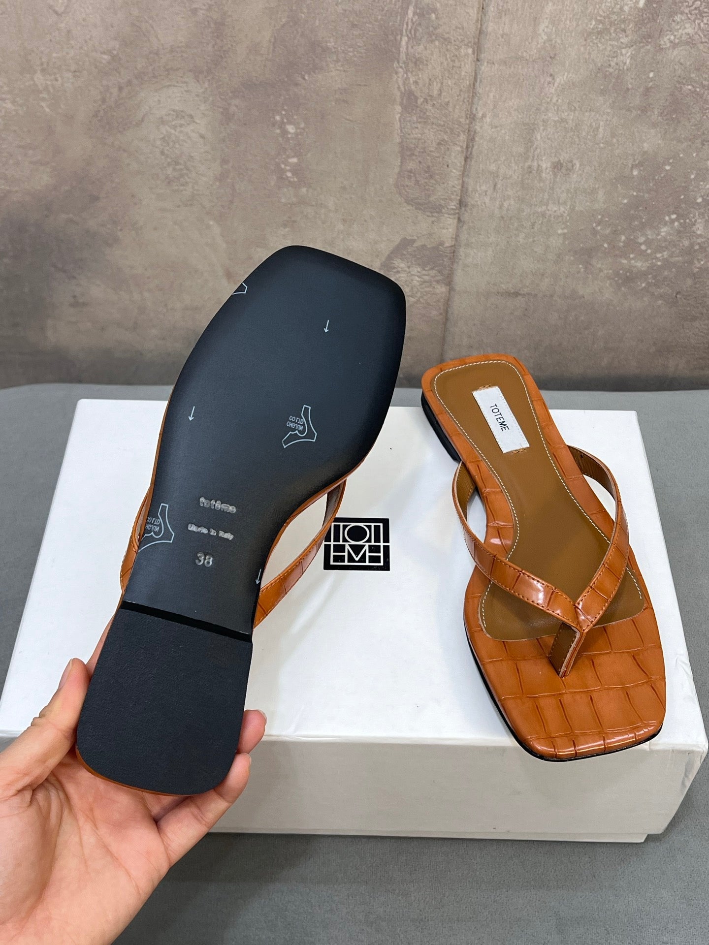 THE ROW 26S SQUARE TOE THONG SANDALS IN CARAMEL BROWN CROCODILE EMBOSSED CALFSKIN