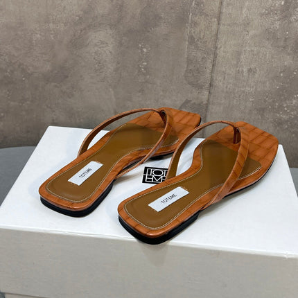 THE ROW 26S SQUARE TOE THONG SANDALS IN CARAMEL BROWN CROCODILE EMBOSSED CALFSKIN