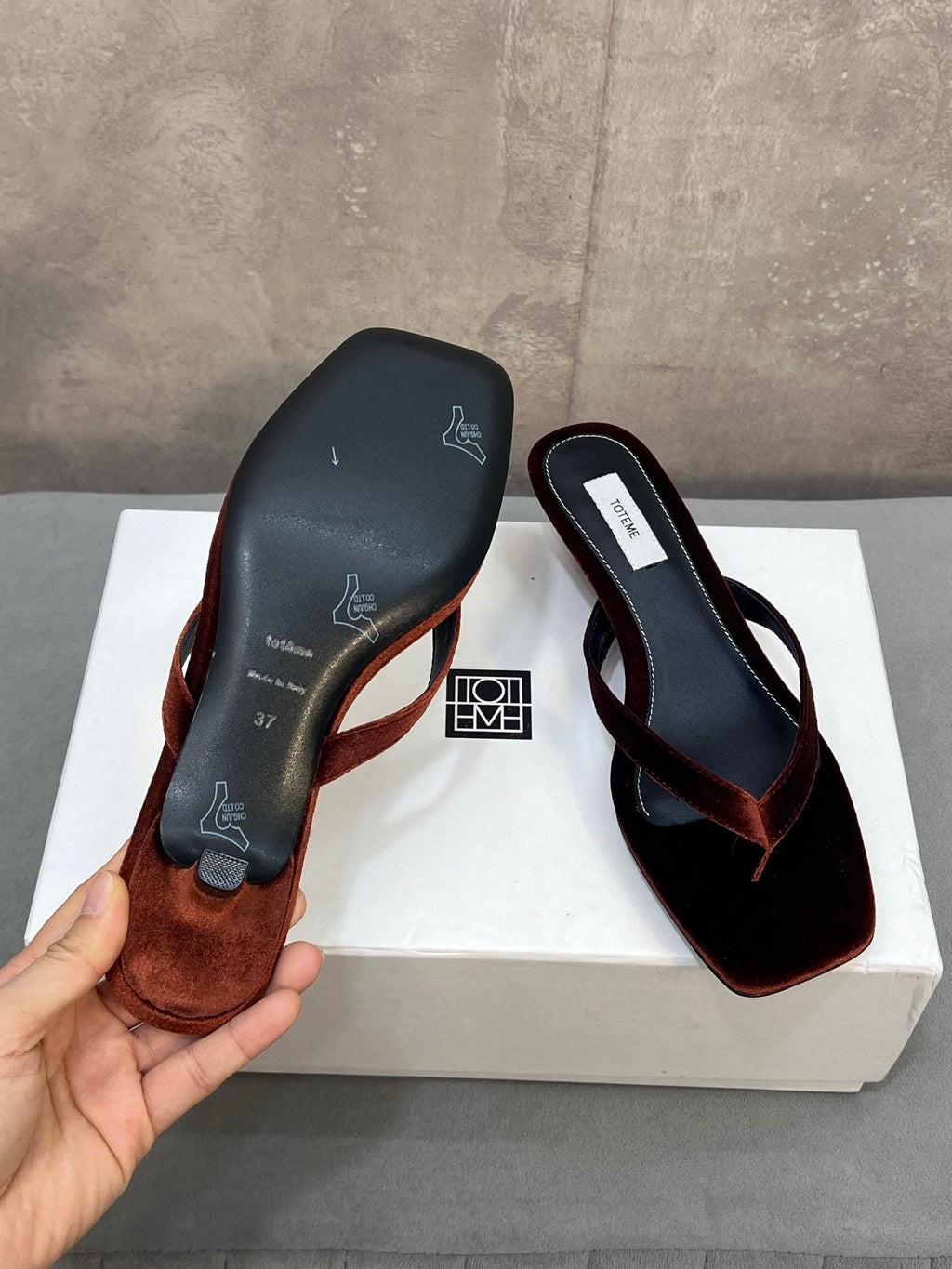 THE ROW 26S SQUARE TOE THONG KITTEN HEEL SANDALS 45MM IN RUST BROWN VELVET