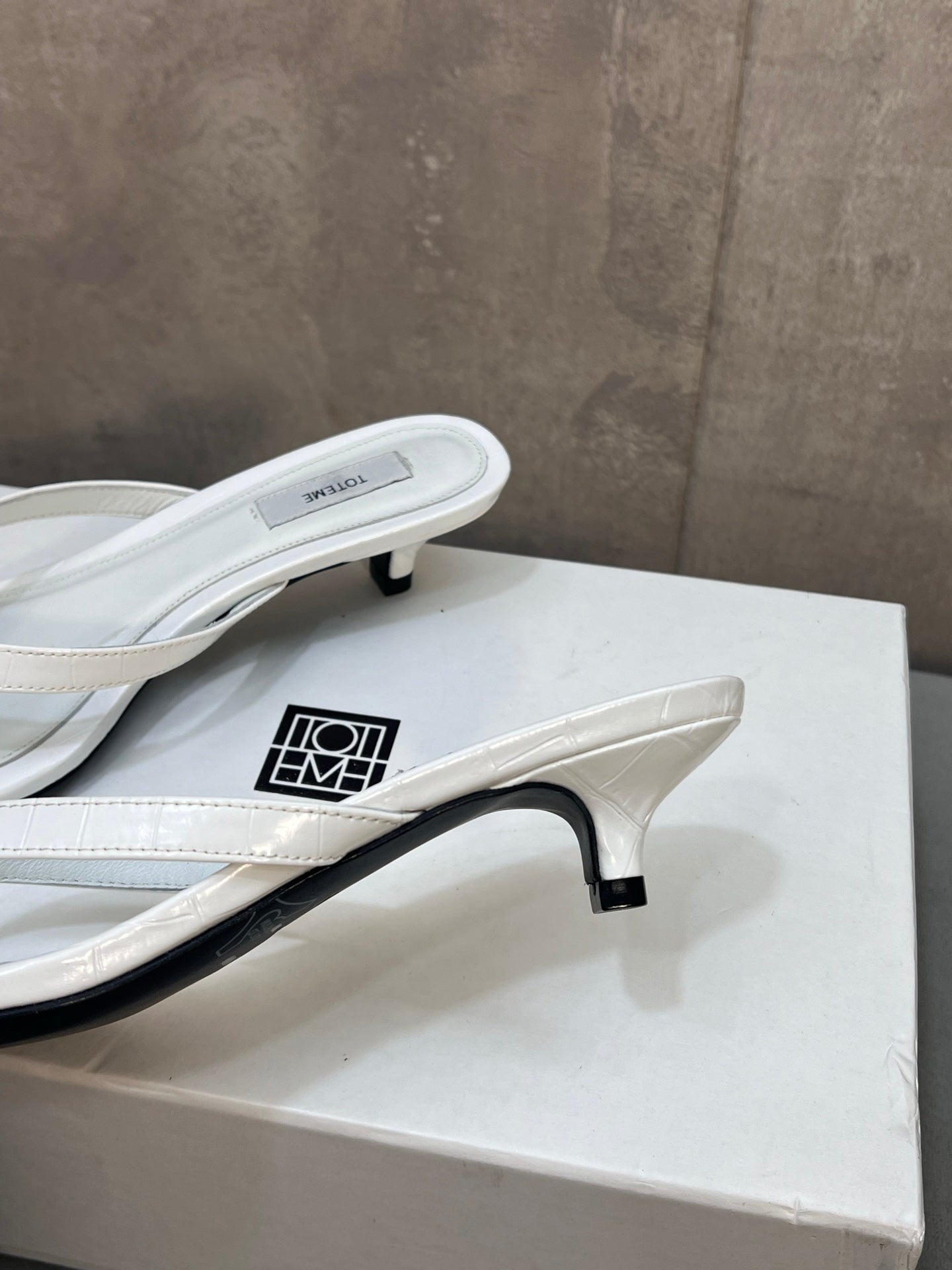THE ROW 26S SQUARE TOE THONG KITTEN HEEL SANDALS 45MM IN WHITE CROCODILE EMBOSSED CALFSKIN