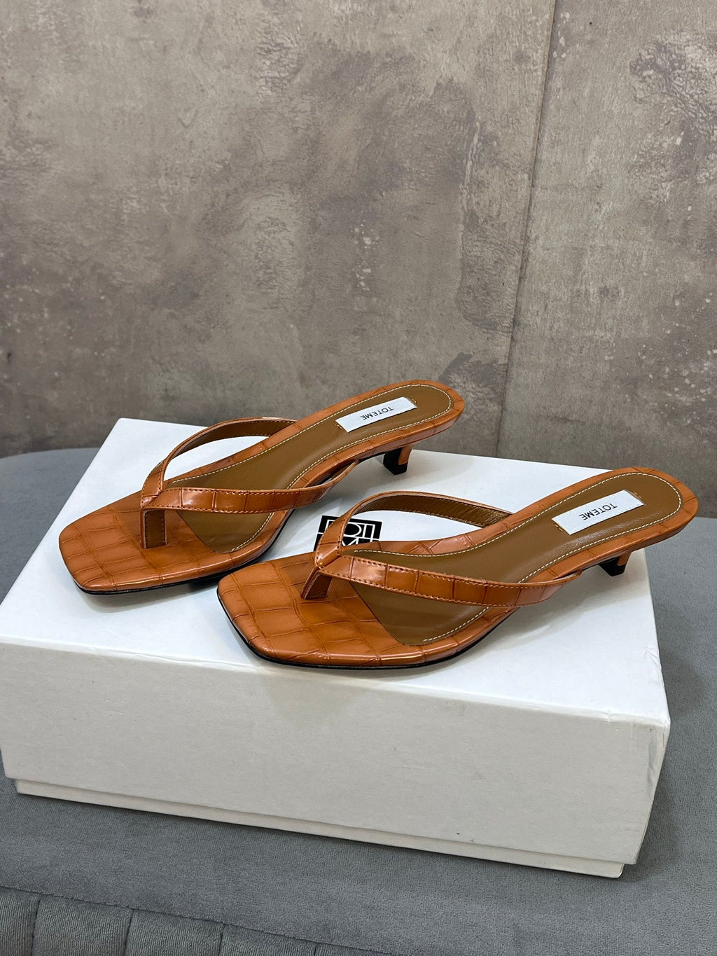 THE ROW 26S SQUARE TOE THONG KITTEN HEEL SANDALS 45MM IN CARAMEL BROWN CROCODILE EMBOSSED CALFSKIN