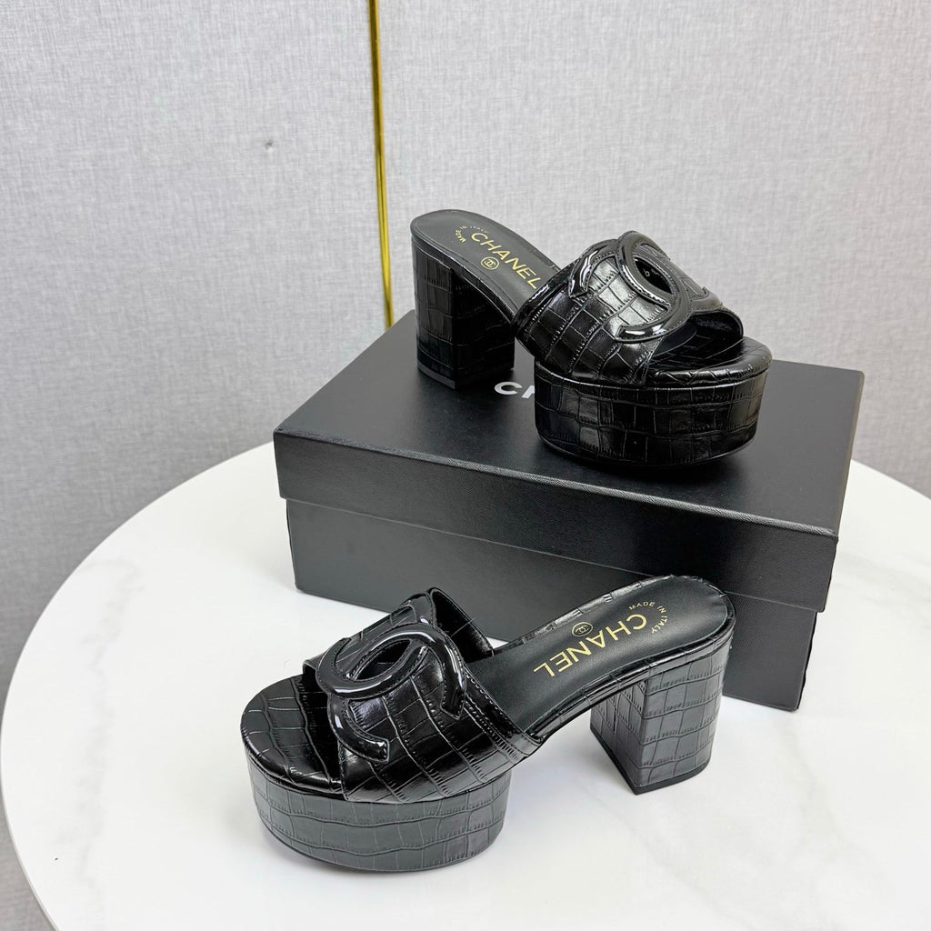 CHANEL 26S BLOCK HEEL SANDALS 100 MM IN BLACK CROCODILE-EMBOSSED CALFSKIN