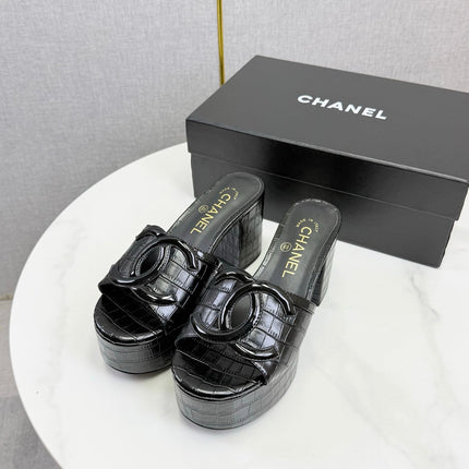 CHANEL 26S BLOCK HEEL SANDALS 100 MM IN BLACK CROCODILE-EMBOSSED CALFSKIN