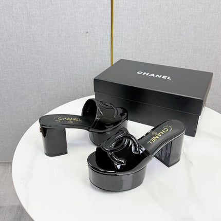 CHANEL 26S BLOCK HEEL SANDALS 100 MM IN BLACK PATENT CALFSKIN