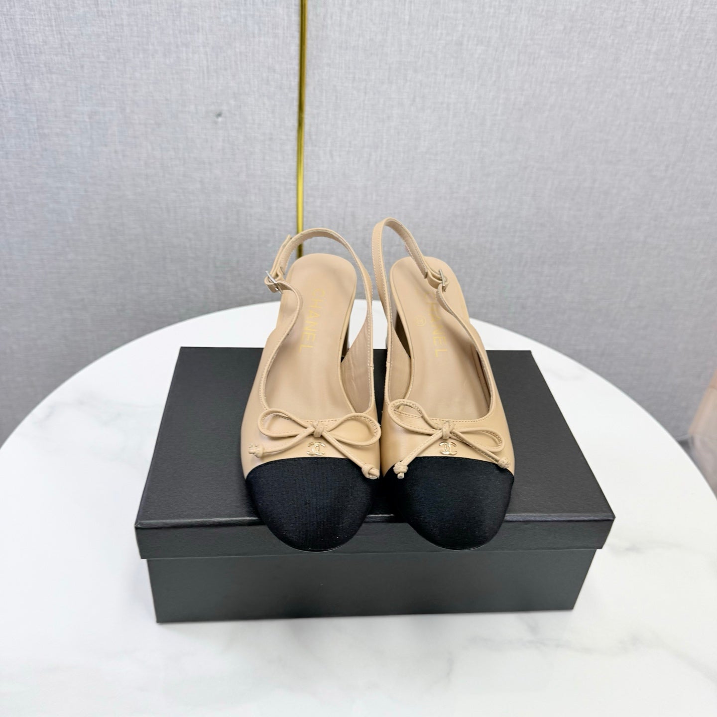 CHANEL 26S SLINGBACK HEELS 45 MM IN BEIGE LAMBSKIN AND BLACK FABRIC