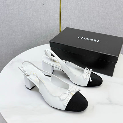 CHANEL 26S SLINGBACK HEELS 45 MM IN WHITE LAMBSKIN AND BLACK FABRIC