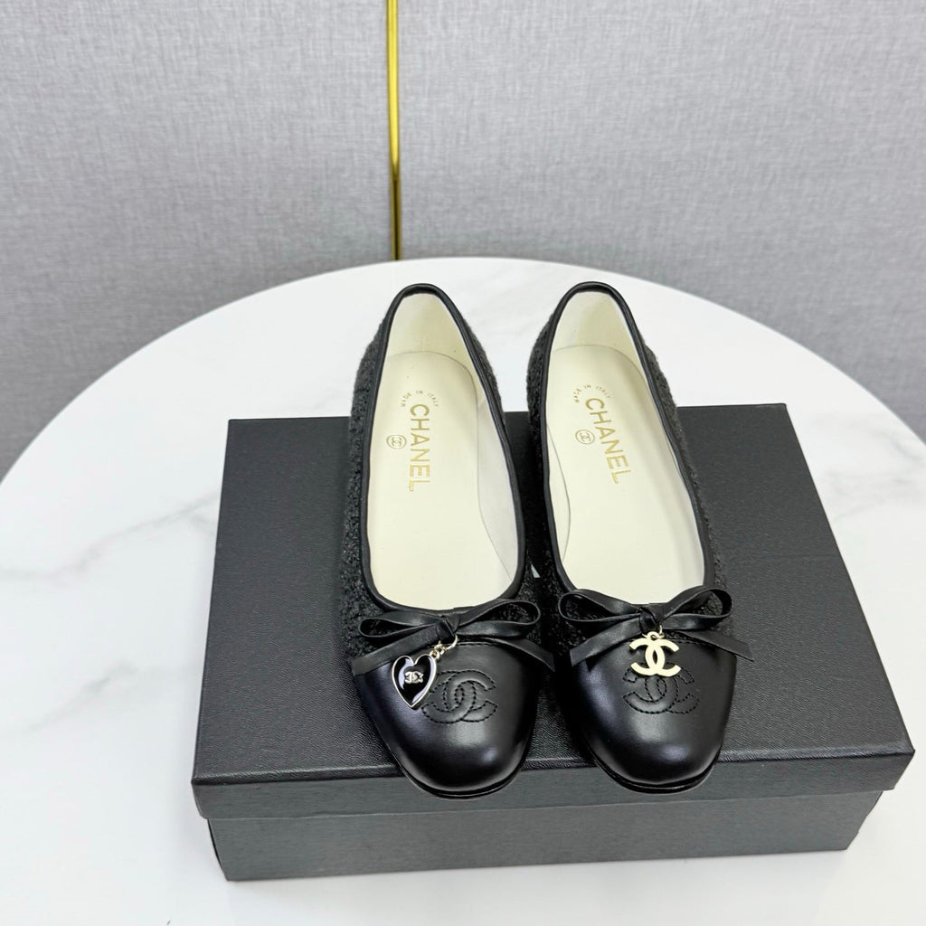 CHANEL 26S BALLET FLATS IN BLACK TWEED AND LAMBSKIN