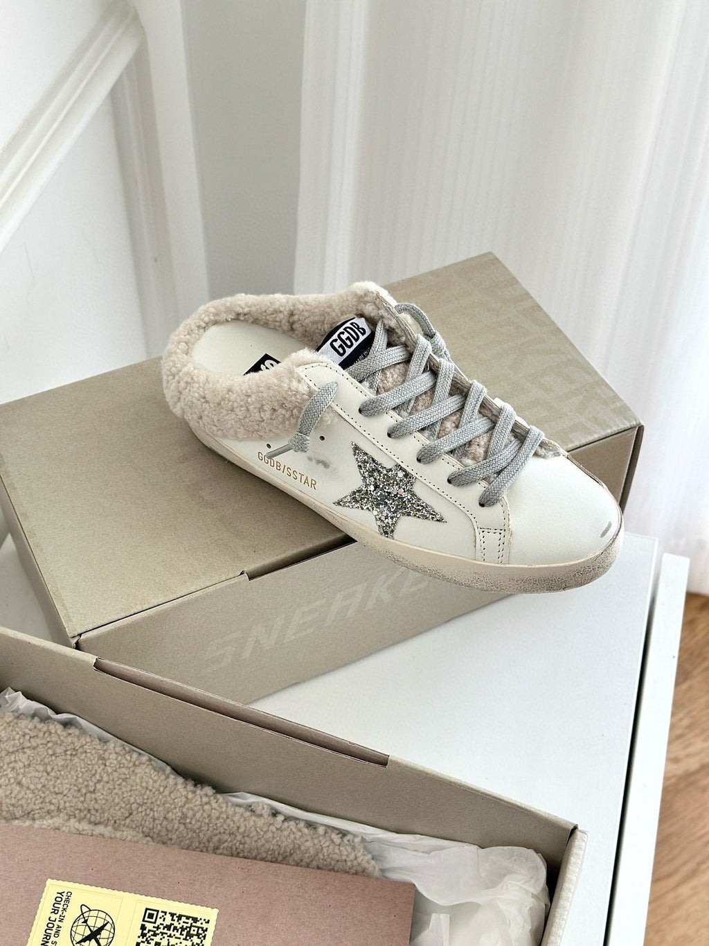SUPER-STAR SABOTS IN WHITE CALFSKIN WITH GLITTER WHITE STAR