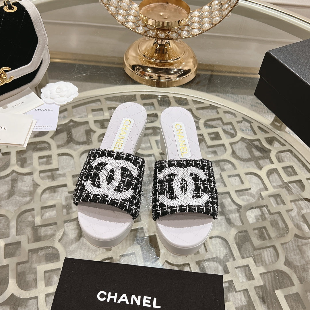 WEDGE PLATFORM IN BLACK FABRIC WITH WHITE LOGO