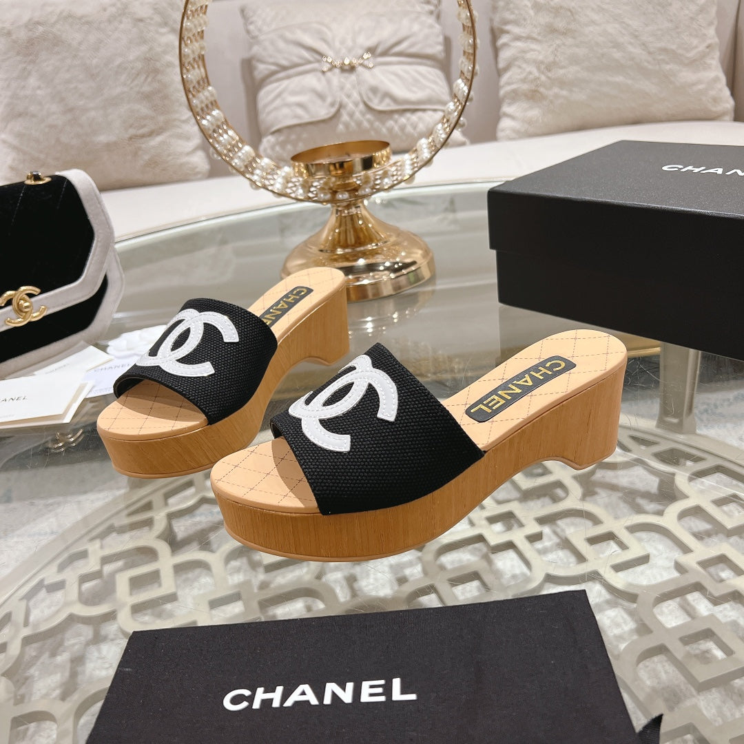 WEDGE PLATFORM IN BLACK LAMBSKIN WITH WHITE LOGO