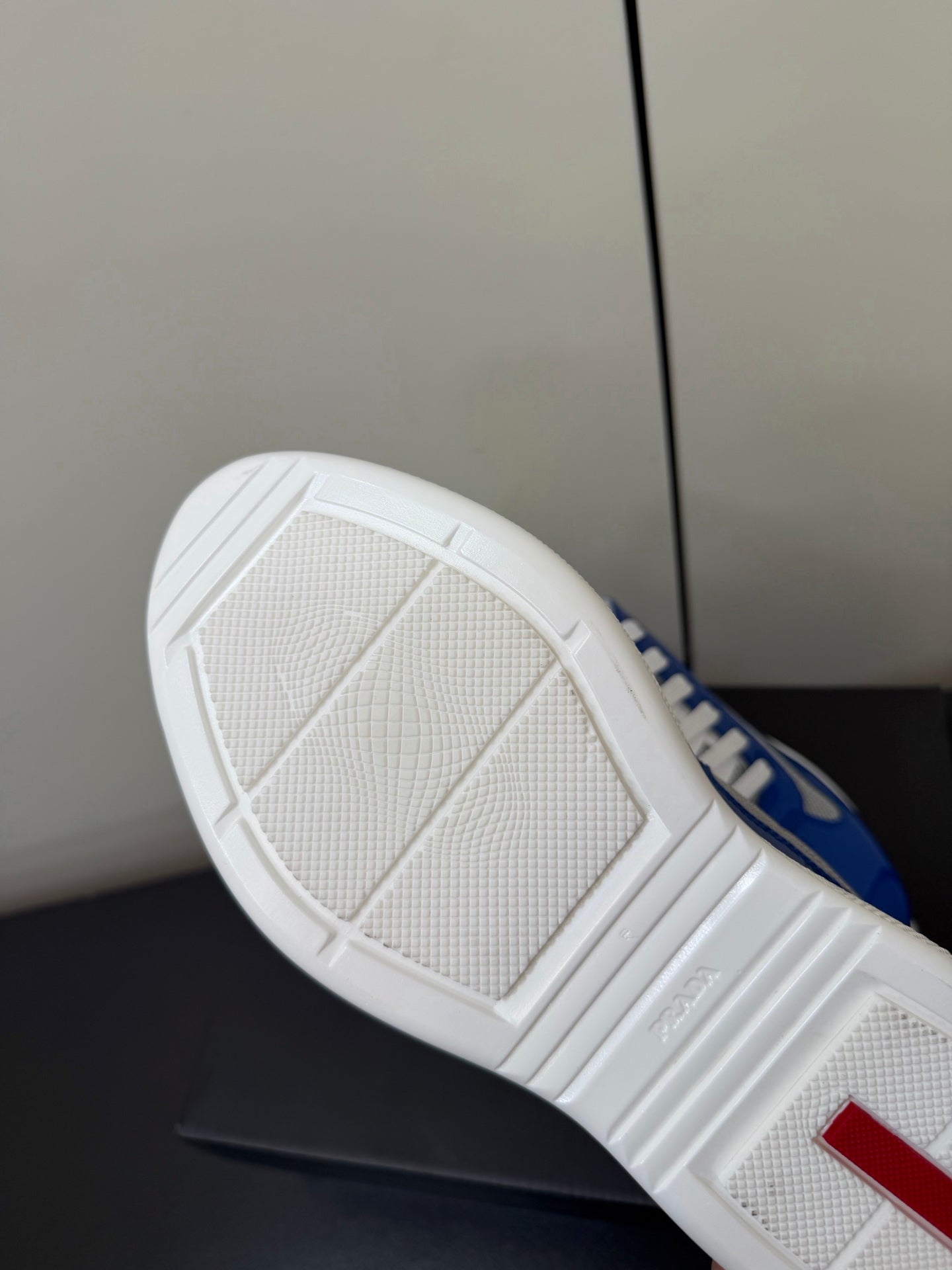PRADA 26S SNEAKERS IN DARK BLUE PATENT CALFSKIN AND WHITE MESH