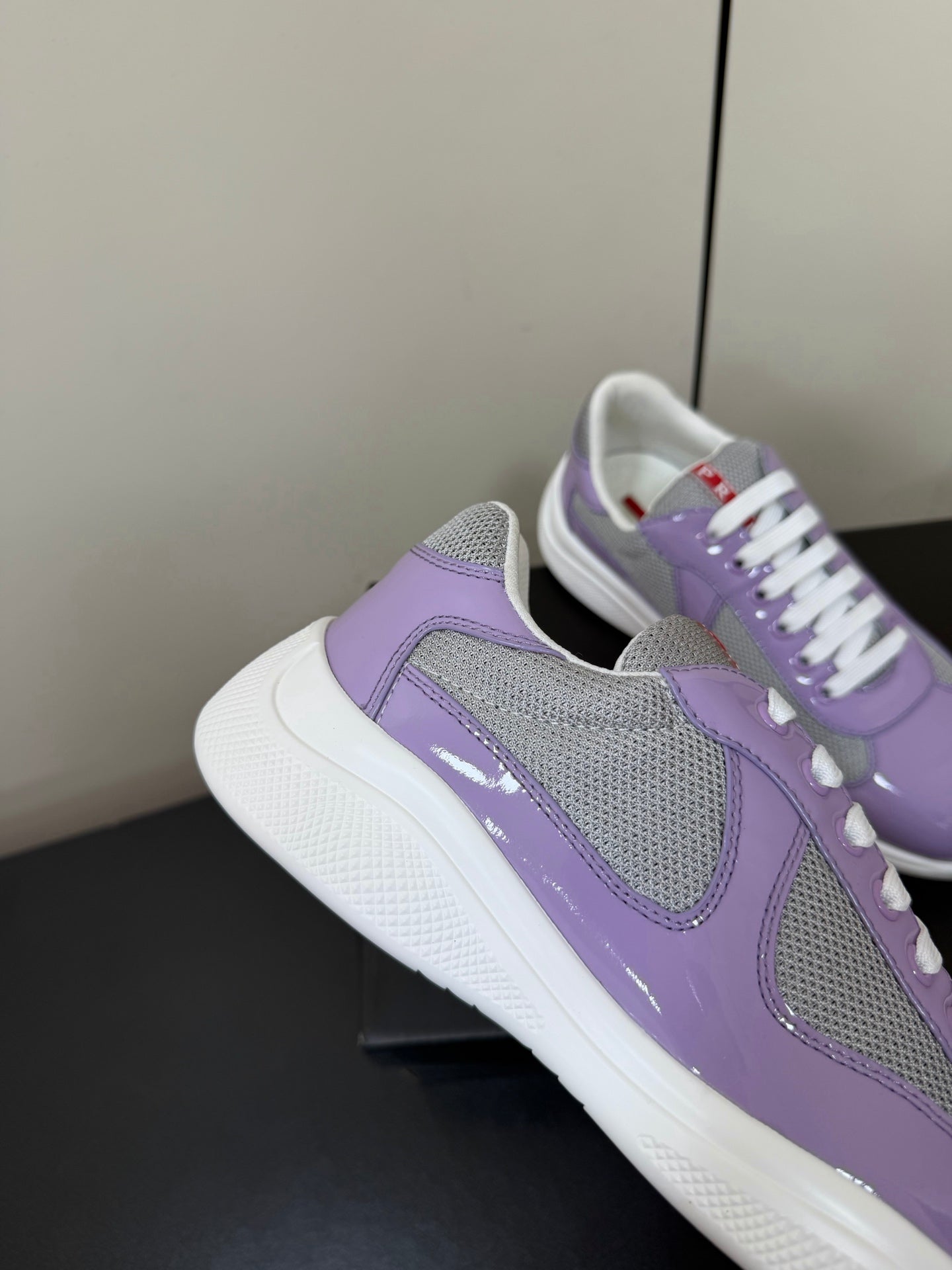 PRADA 26S SNEAKERS IN LIGHT PLUM PATENT CALFSKIN AND WHITE MESH