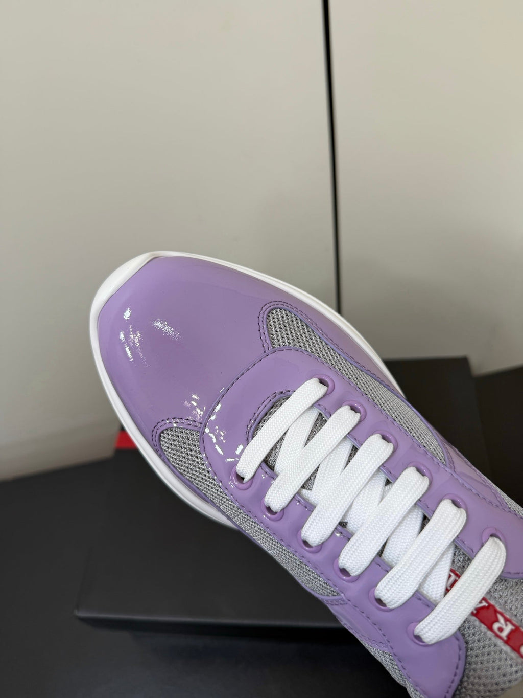 PRADA 26S SNEAKERS IN LIGHT PLUM PATENT CALFSKIN AND WHITE MESH