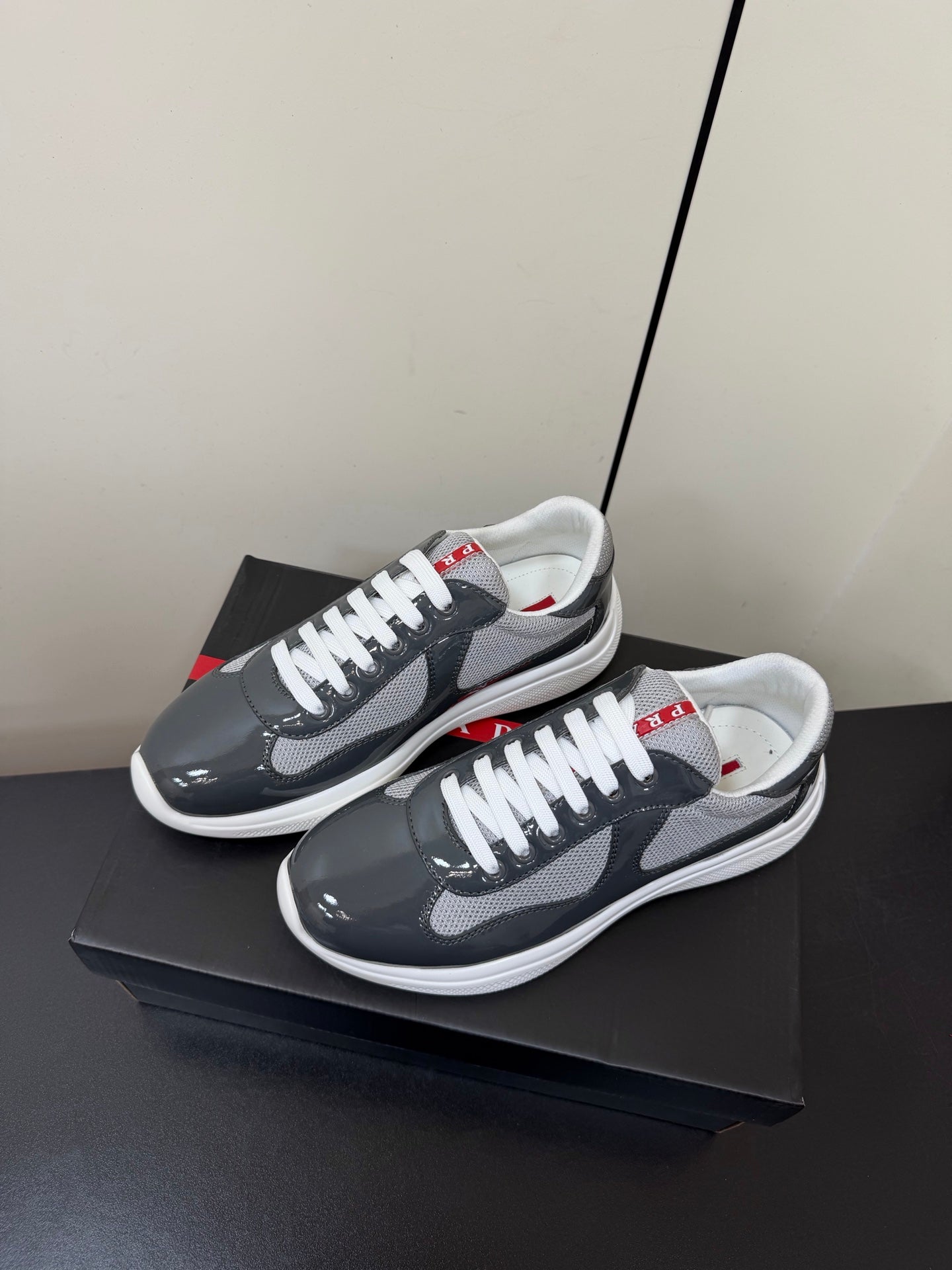 PRADA 26S SNEAKERS IN GRAY PATENT CALFSKIN AND WHITE MESH