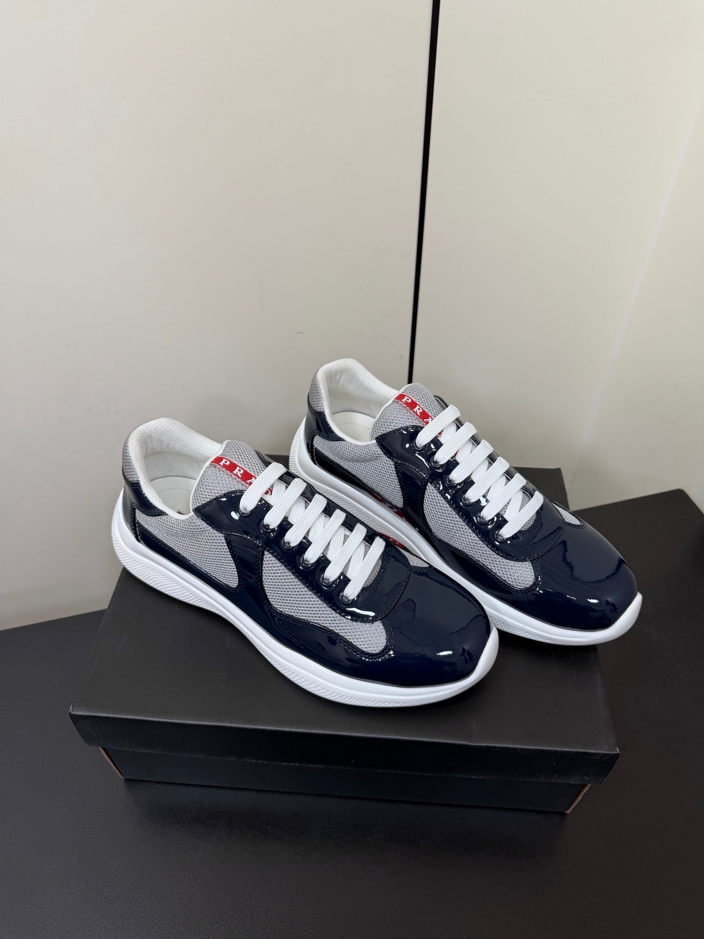 PRADA 26S SNEAKERS IN NAVY BLUE PATENT CALFSKIN AND WHITE MESH