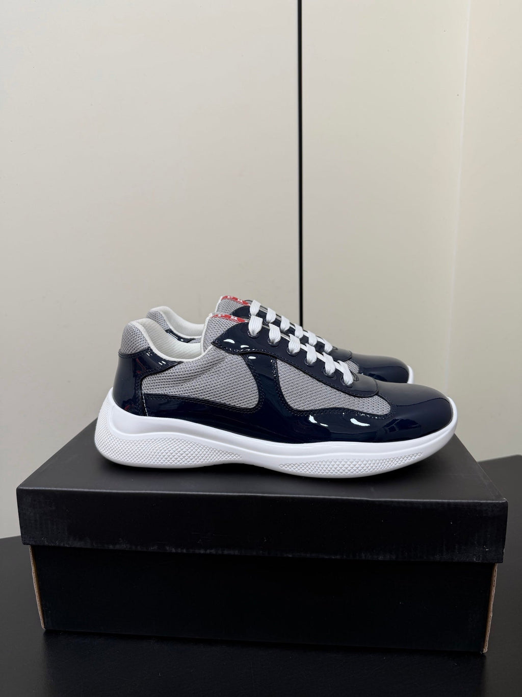 PRADA 26S SNEAKERS IN NAVY BLUE PATENT CALFSKIN AND WHITE MESH