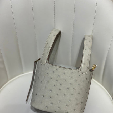 HM 25S PICOTIN LOCK 14 CM IN LIGHT GREY OSTRICH WITH GOLD HARDWARE