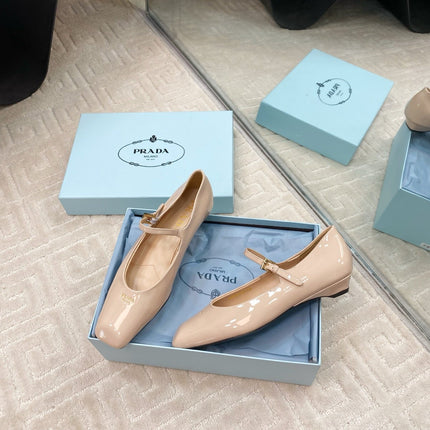 MARY JANE FLATS SQUARE TOE IN BEIGE PATENT SHEEPSKIN