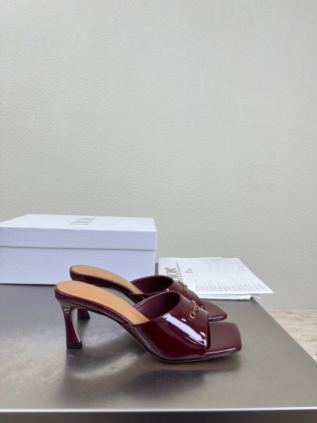 DIOR 26S KITTEN HEEL MULE SANDALS IN BURGUNDY RED PATENT CALFSKIN WITH LOGO