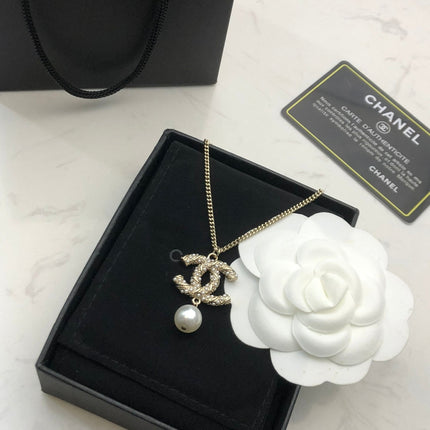 CHANEL 26S CHANEL CC LOGO PEARL EMBELLISHED PENDANT NECKLACE WITH DROP PEARL IN GOLD METAL 633314