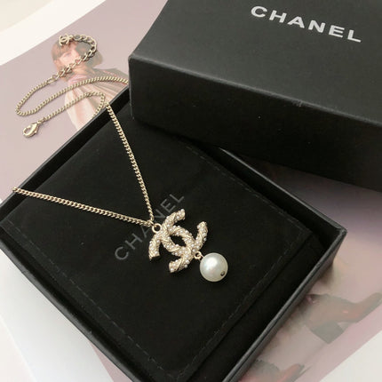 CHANEL 26S CHANEL CC LOGO PEARL EMBELLISHED PENDANT NECKLACE WITH DROP PEARL IN GOLD METAL 633314
