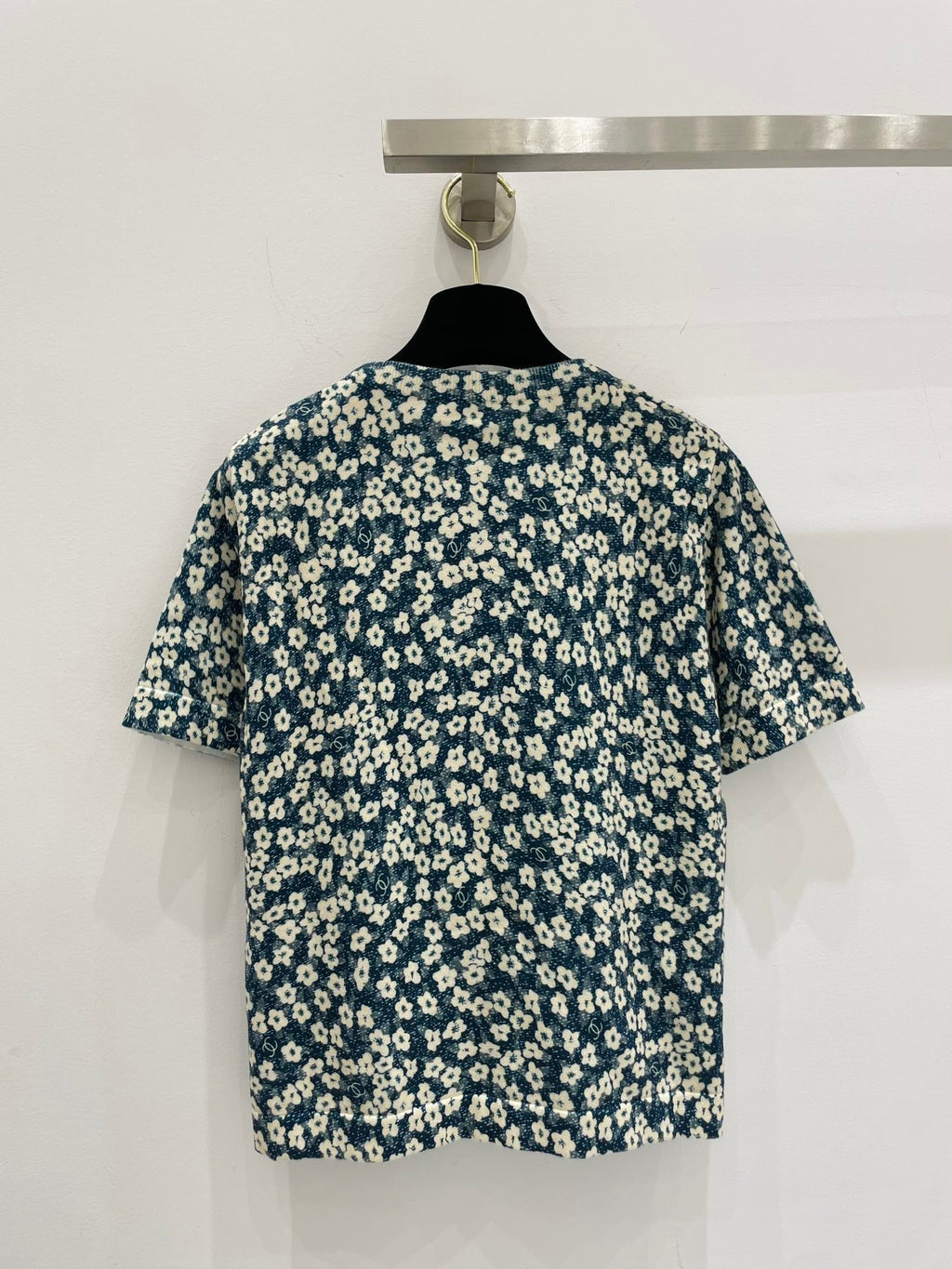 Chanel T-shirts and cut-and-sewn tops 229466