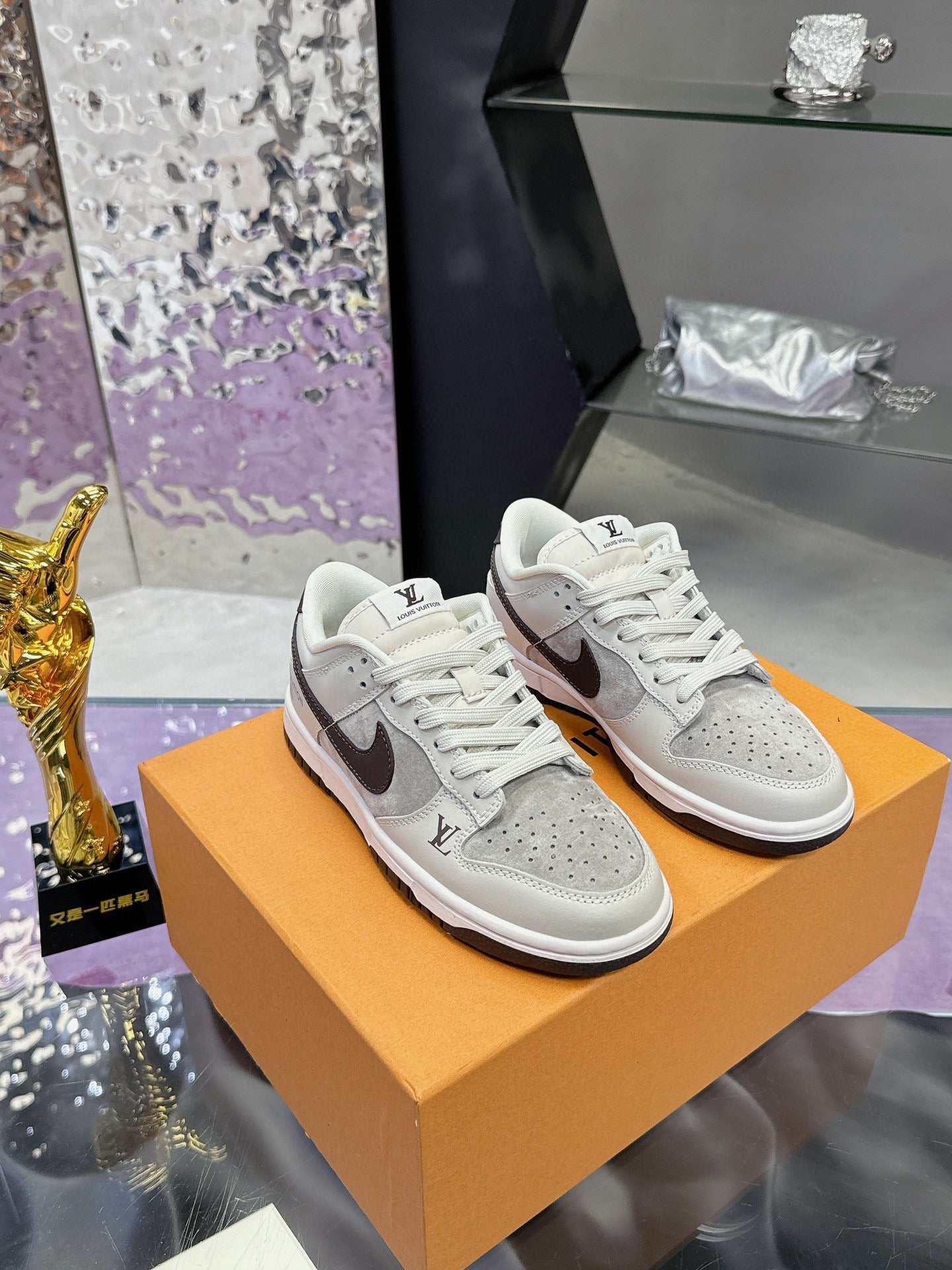 LV 26S DUNK LOW SNEAKERS IN LIGHT GREY BROWN CALFSKIN AND SUEDE