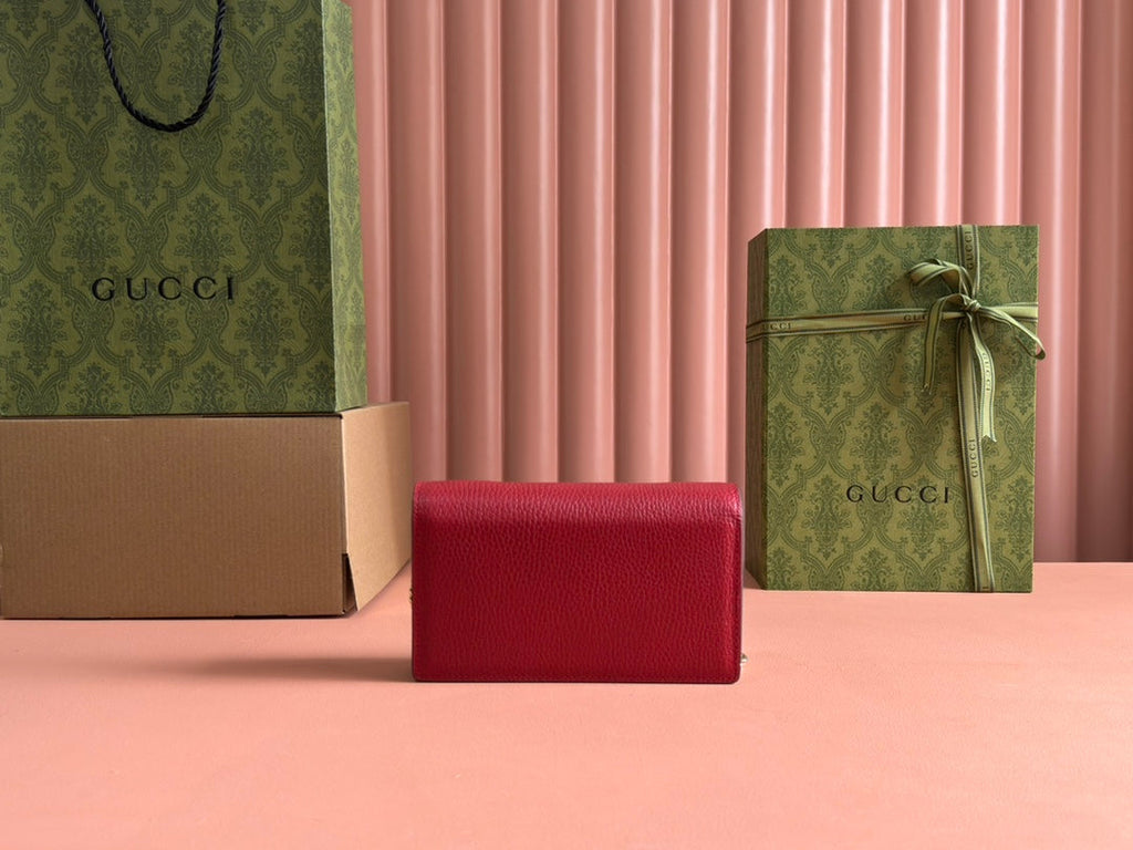 INTERLOCKING WOC 20 IN RED PEBBLED GRAINY CALFSKIN GOLD HARDWARE
