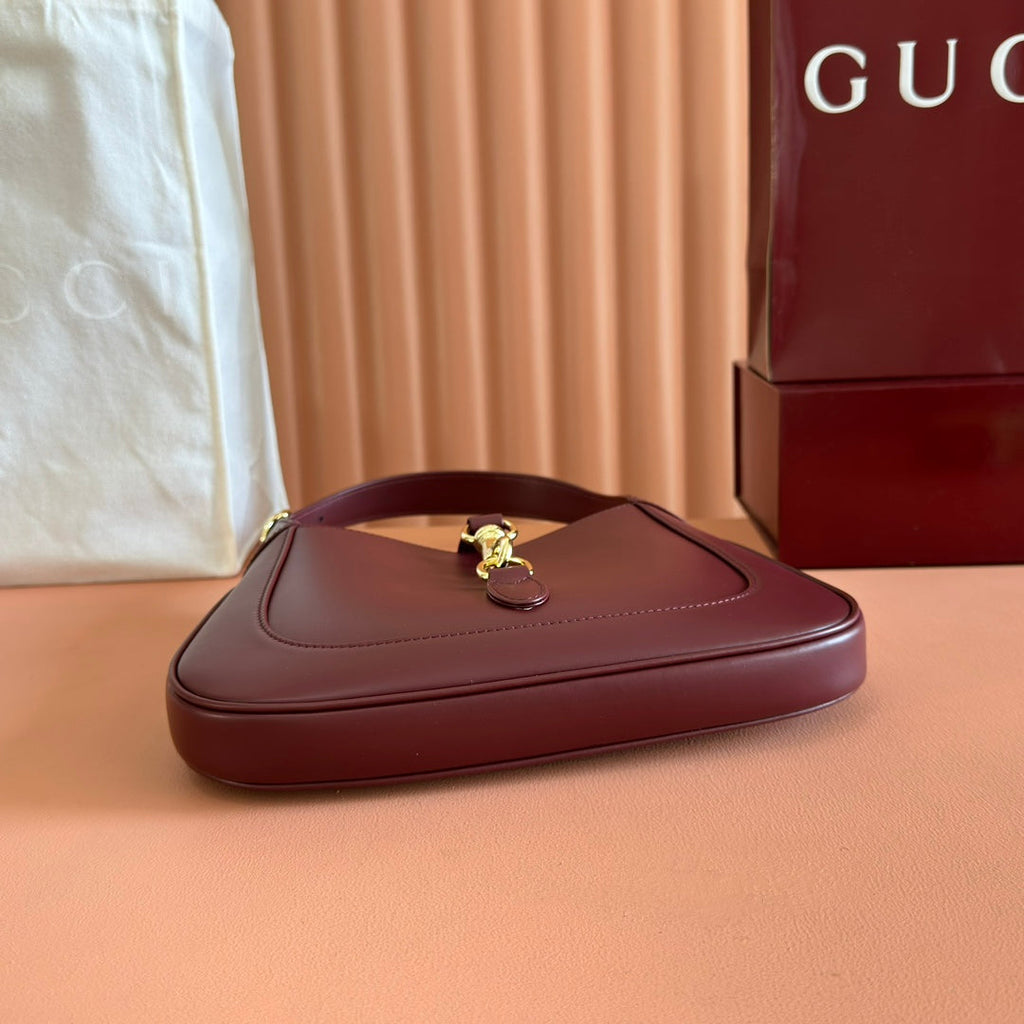 JACKIE SMALL SHOULDER BAG 27 IN BURGUNDY RED CALFSKIN GOLD HARDWARE
