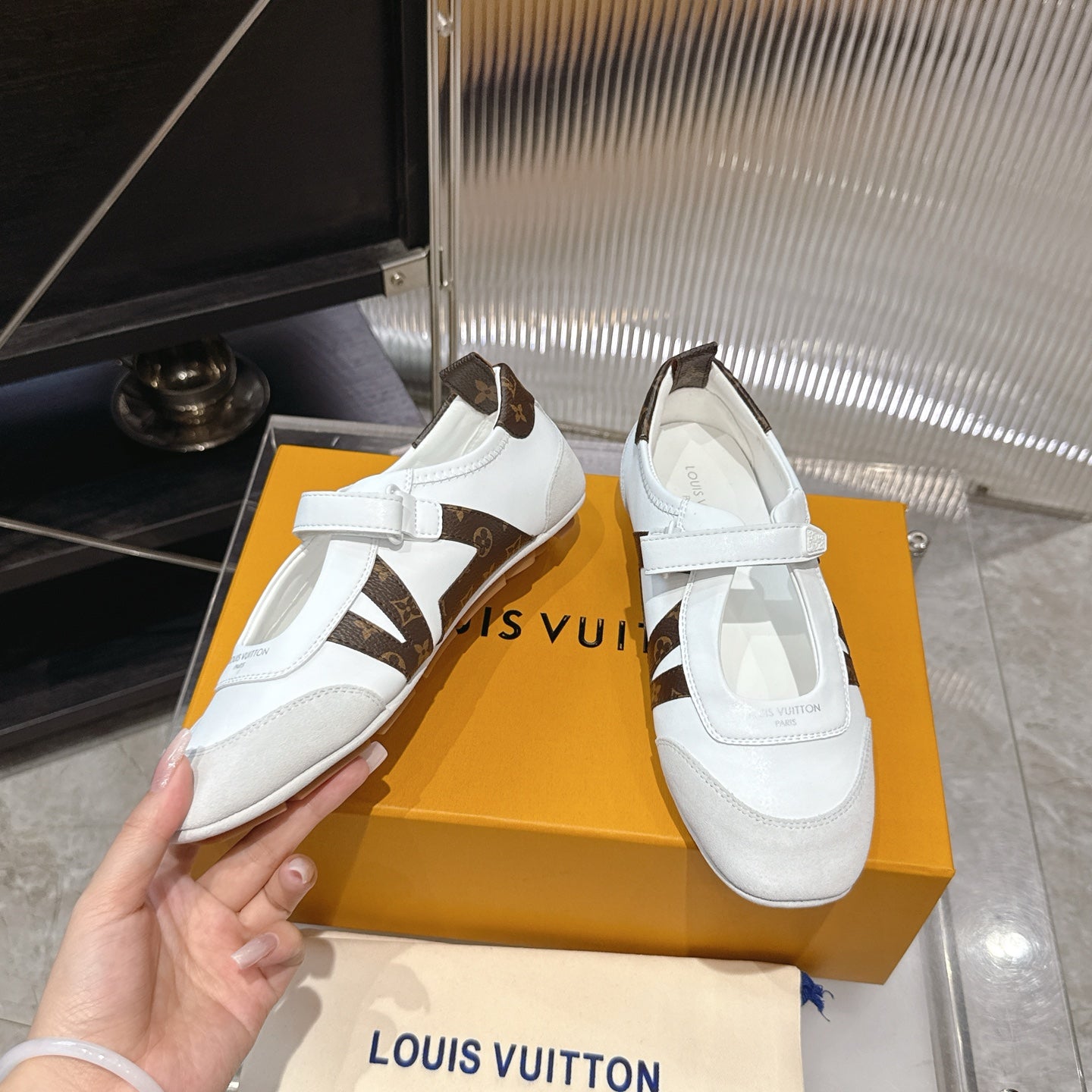 LV 26S SNEAKERINA MARY JANE IN WHITE SUEDE