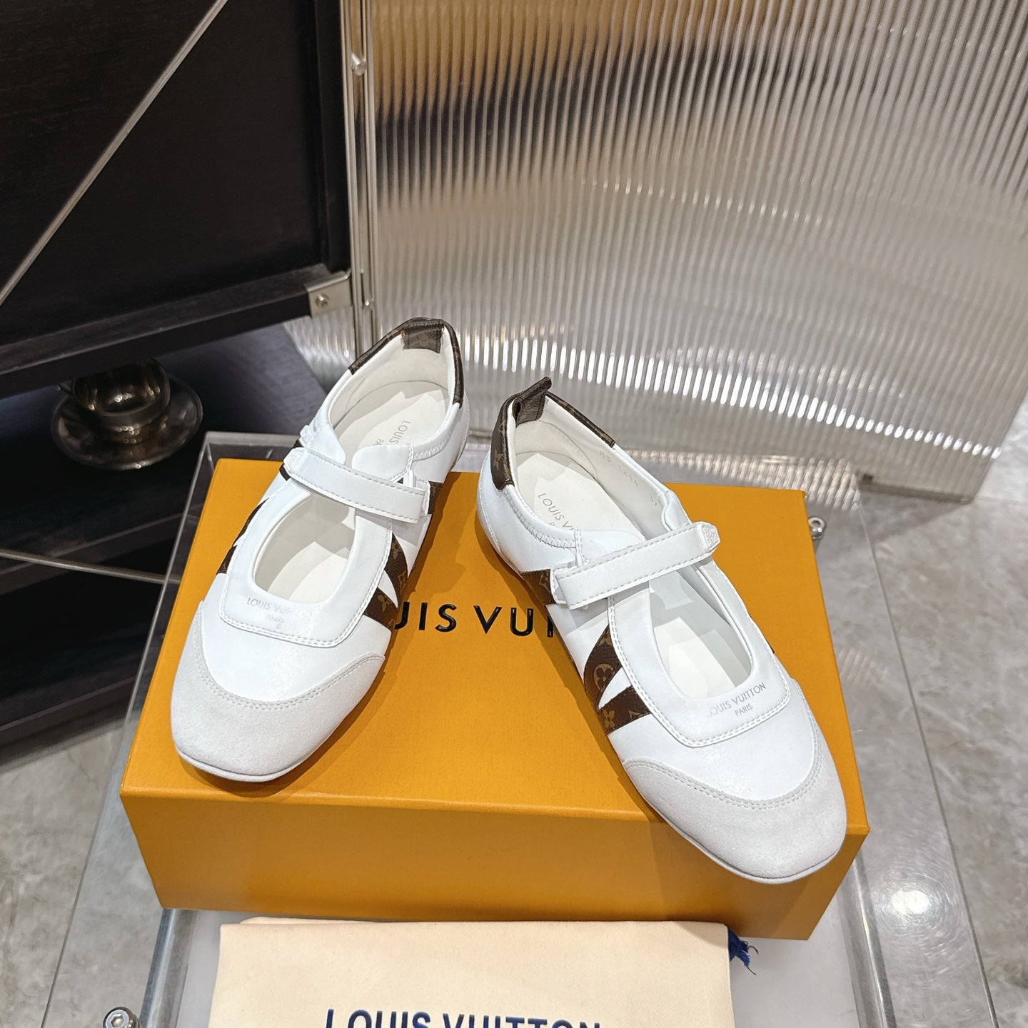 LV 26S SNEAKERINA MARY JANE IN WHITE SUEDE